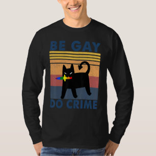 Camiseta Be Gay Do Crime Black Cat Rainbow Flag Knife Vint