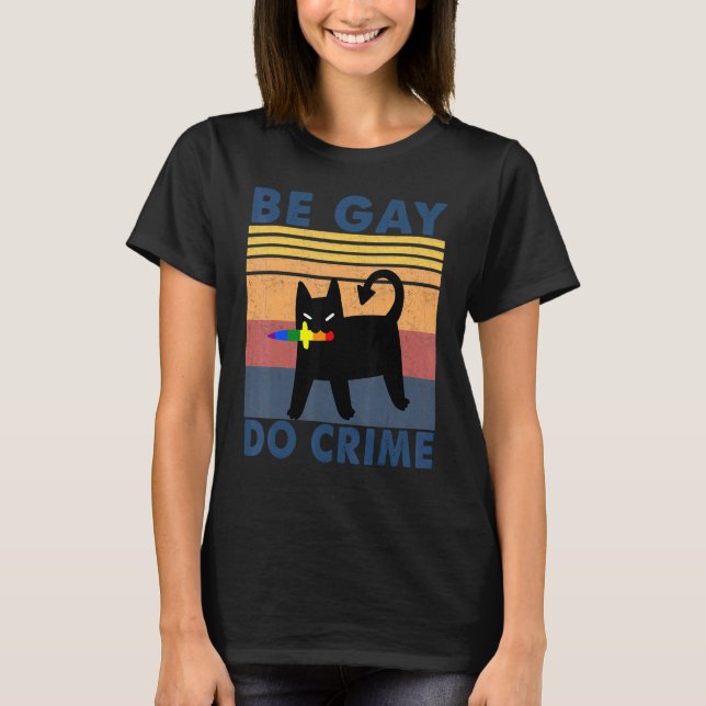 Camiseta Be Gay Do Crime Black Cat Rainbow Flag Knife Vint (Anverso)