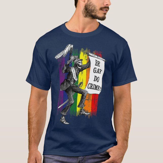Camiseta Be Gay Do Crime Rainbow Flag Meme LGBQ (Anverso)