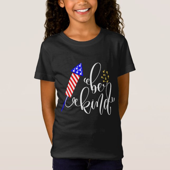 Camiseta Be Kind Happy 4 Of July Independence Day USA (Anverso)