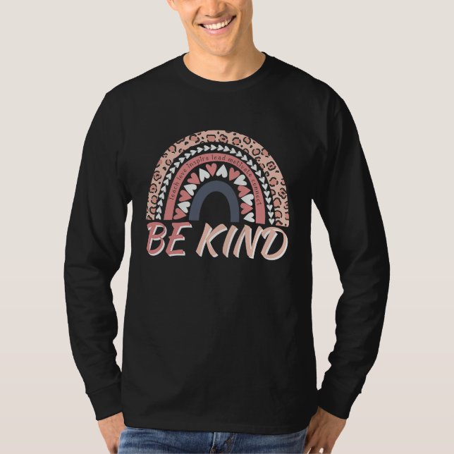 Camiseta Be Kind Leopard Rainbow Motivational Quote Teacher (Anverso)