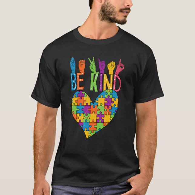 Camiseta Be Kind Sign Language Heart Puzzle Piece Teachers  (Anverso)