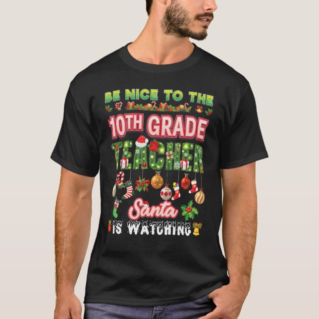 Camiseta Be Nice To The 10th Grade Teacher Santa Is Watchin (Anverso)