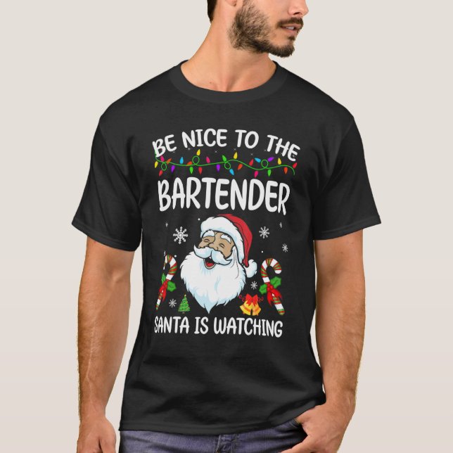 Camiseta Be Nice To The Bartender Santa Is Watching Christm (Anverso)