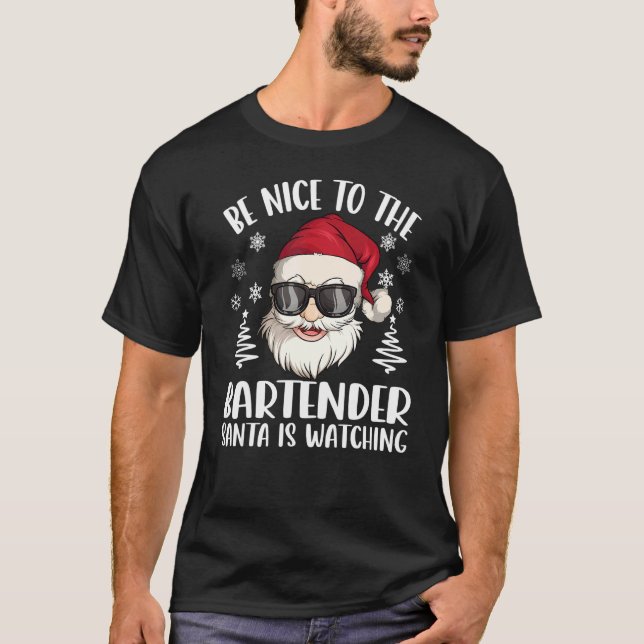 Camiseta Be Nice To The Bartender Santa Is Watching Christm (Anverso)