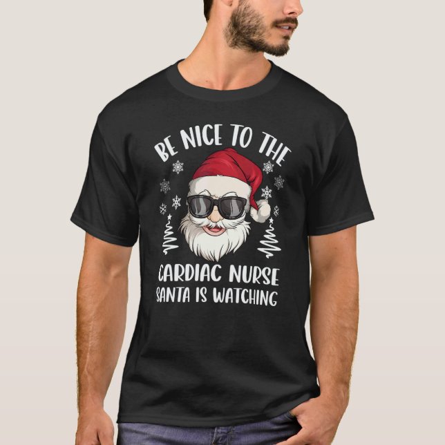 Camiseta Be Nice To The Cardiac Nurse Santa Is Watching Chr (Anverso)