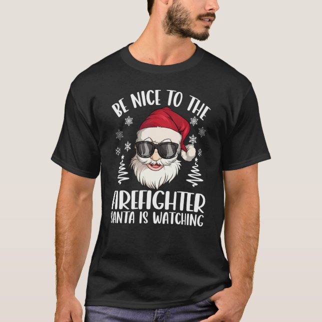 Camiseta Be Nice To The Firefighter Santa Is Watching Chris (Anverso)