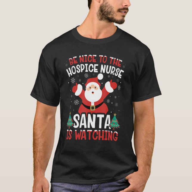 Camiseta Be Nice To The Hospice Nurse Santa Is Watching Xma (Anverso)