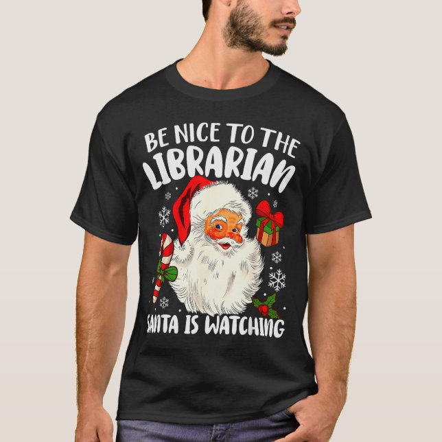 Camiseta Be Nice To The Librarian Santa Is Watching Christm (Anverso)