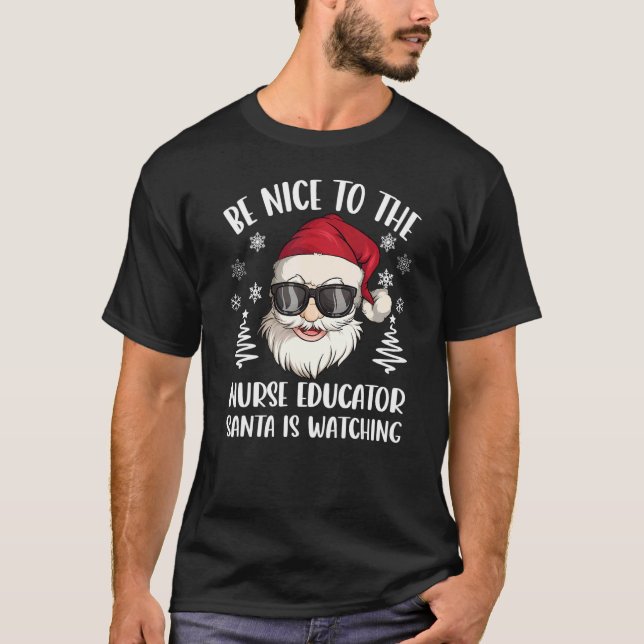 Camiseta Be Nice To The Nurse Educator Santa Is Watching Ch (Anverso)