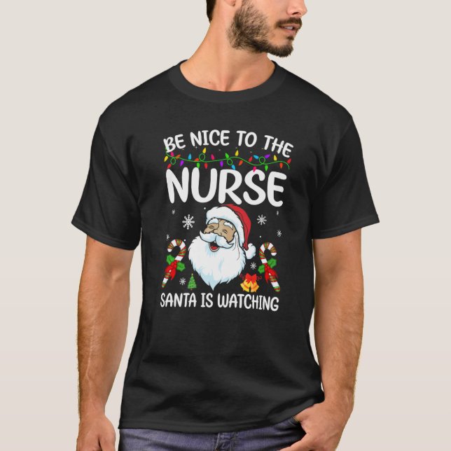 Camiseta Be Nice To The Nurse Santa Is Watching Christmas   (Anverso)