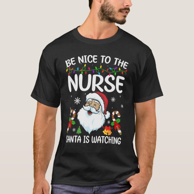 Camiseta Be Nice To The Nurse Santa Is Watching Christmas (Anverso)