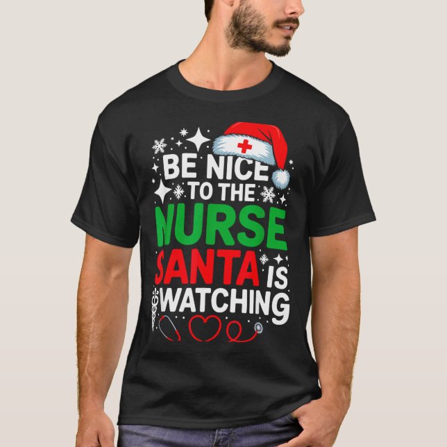 Camiseta Be Nice To The Nurse Santa Is Watching Funny Nurse (Anverso)