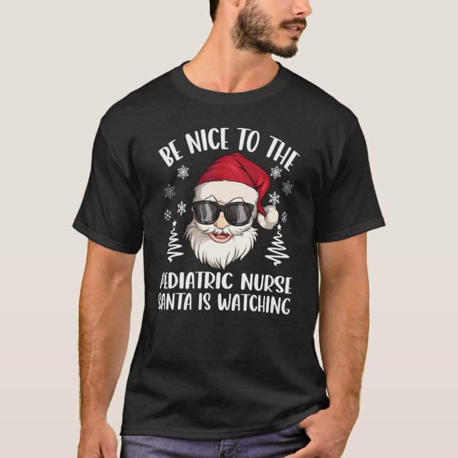 Camiseta Be Nice To The Pediatric Nurse Santa Is Watching C (Anverso)