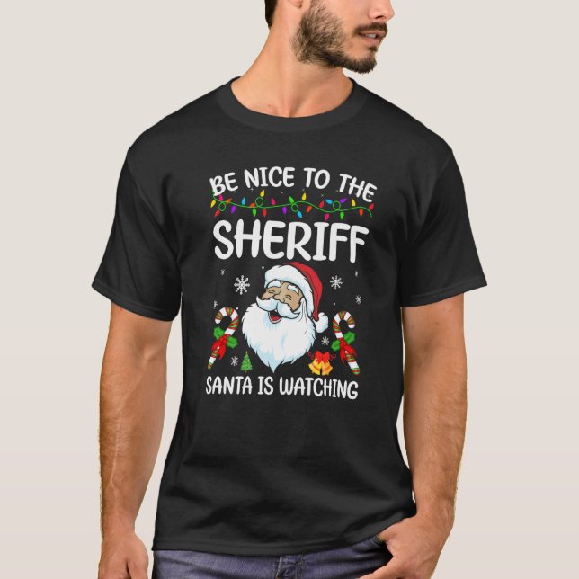 Camiseta Be Nice To The Sheriff Santa Is Watching Christmas (Anverso)