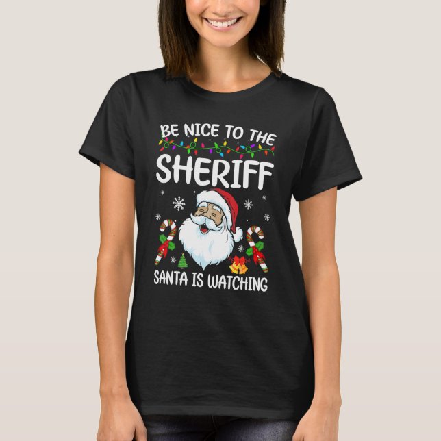 Camiseta Be Nice To The Sheriff Santa Is Watching Christmas (Anverso)