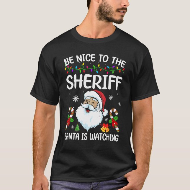 Camiseta Be Nice To The Sheriff Santa Is Watching Christmas (Anverso)