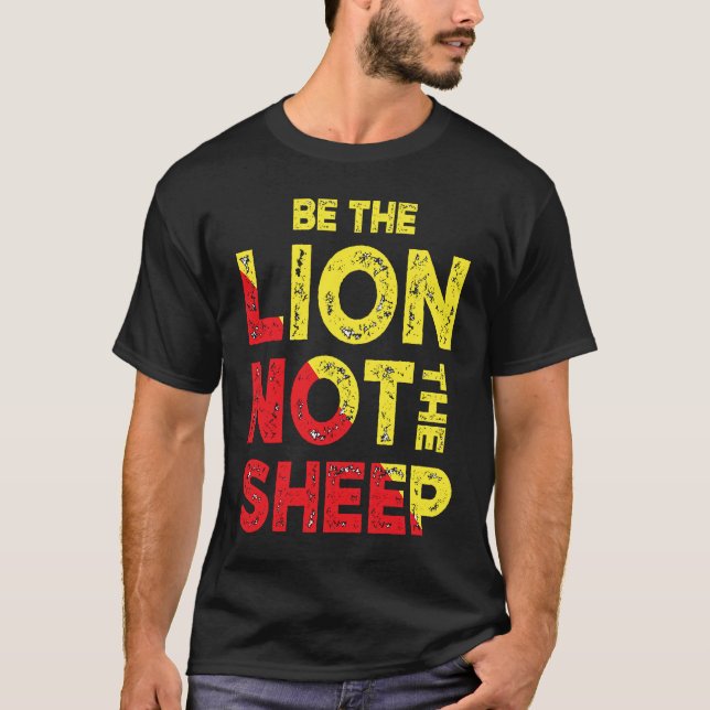 Camiseta Be The Lion Not The Sheep Motivational Saying (Anverso)