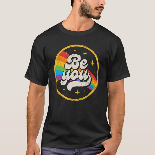 Camiseta Be You Pride LGBTQ Gay LGBT Ally Rainbow Flag Retr (Anverso)