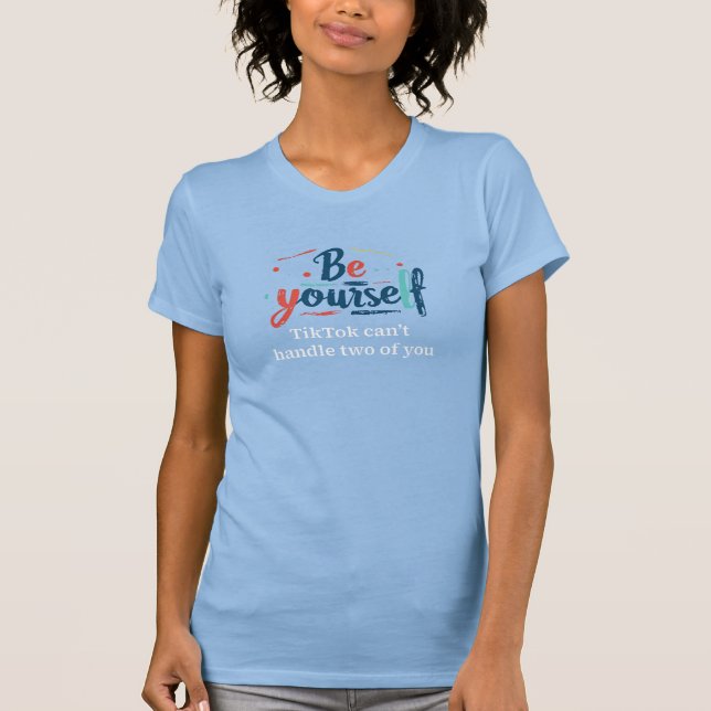 Camiseta “Be yourself" inspirational funny typography text  (Anverso)