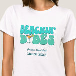 Camiseta Beach Bachelorette Party Groovy Beachin Babes<br><div class="desc">Haga un chapuzón en su próxima fiesta de soltera con esta impresionante fiesta de soltero de playa y camisetas personalizadas. Ya sea que esté celebrando un viaje en barca, unas vacaciones en chica o unas vacaciones con los mejores amigos, esta personalizado camiseta de despedida de soltera es el complemento perfecto...</div>