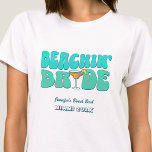 Camiseta Beach Bachelorette Party Groovy Beachin Bride<br><div class="desc">Haga un chapuzón en su próxima fiesta de soltera con esta impresionante fiesta de soltero de playa y camisetas personalizadas. Ya sea que esté celebrando un viaje en barca, unas vacaciones en chica o unas vacaciones con los mejores amigos, esta personalizado camiseta de despedida de soltera es el complemento perfecto...</div>