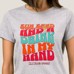 Camiseta Beach Bachelorette Party Groovy Sun Sand Bebe<br><div class="desc">Haga un chapuzón en su próxima fiesta de soltera con esta impresionante fiesta de soltero de playa y camisetas personalizadas. Ya sea que esté celebrando un viaje en barca, unas vacaciones en chica o unas vacaciones con los mejores amigos, esta personalizado camiseta de despedida de soltera es el complemento perfecto...</div>