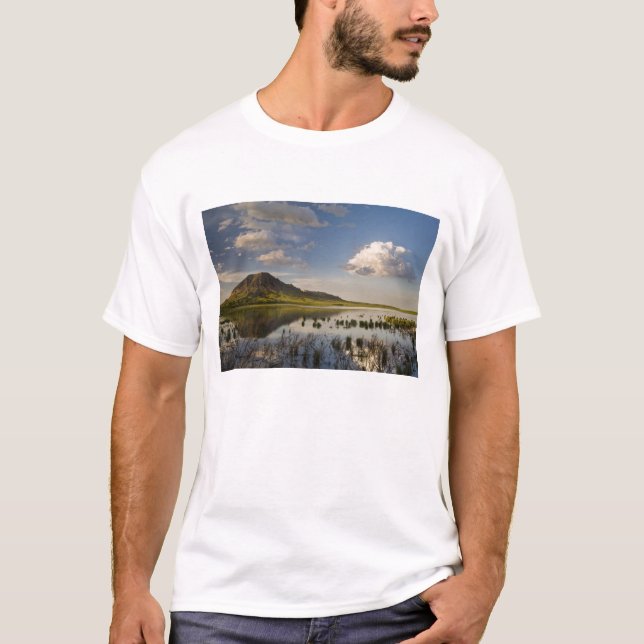 Camiseta Bear Butte reflexiona sobre el lago Bear Butte cer (Anverso)