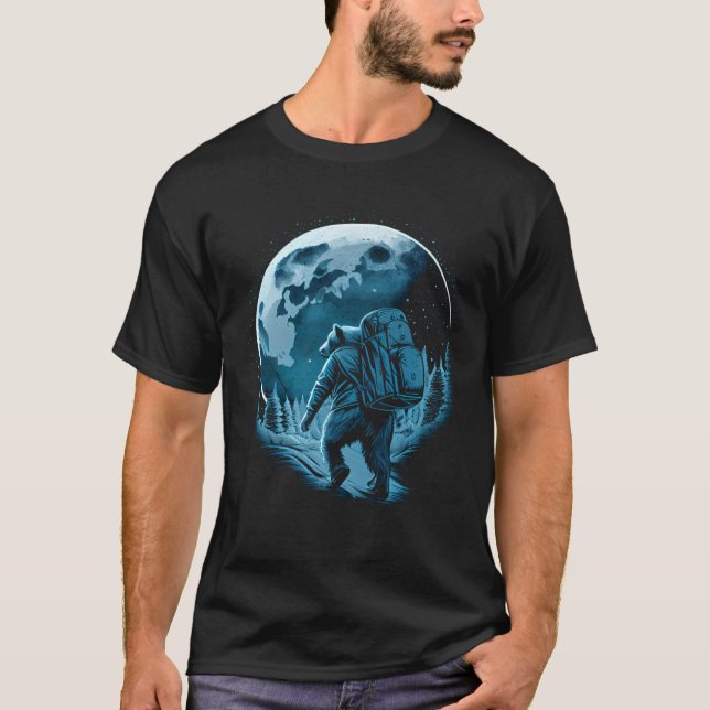 Camiseta Bear With Backpack Travels On The Moon Graphic (Anverso)
