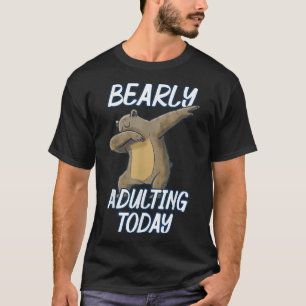 Camiseta Bearly Adulting Today Funny Dabbing Bear Pun Fun 