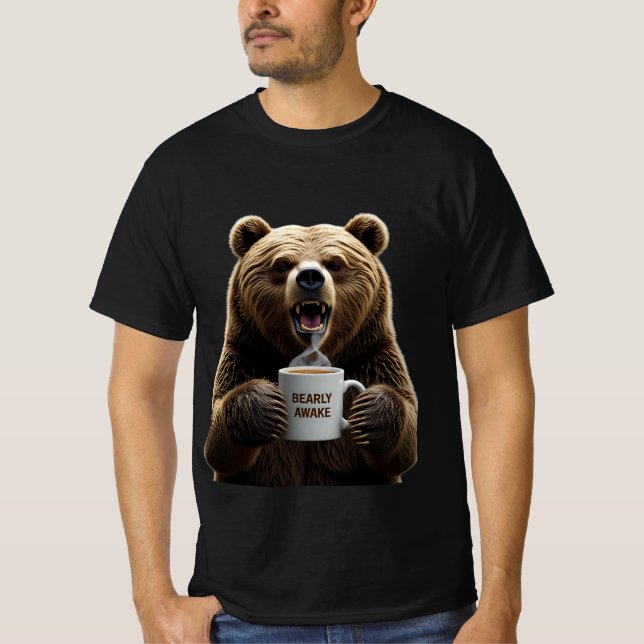 Camiseta Bearly Awake: Grumpy Bear Coffee Graphic (Anverso)