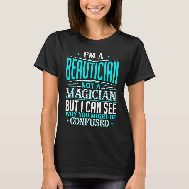 Camiseta Beautician Not A Magician Might Be Confused Funny (Anverso)