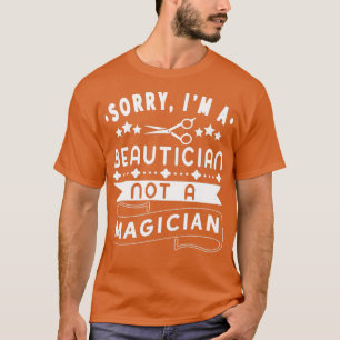 Camiseta Beautician not Magician Funny Barber Hairstylist