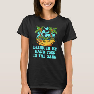 Camiseta Beba en mis dedos de la mano en la playa de arena