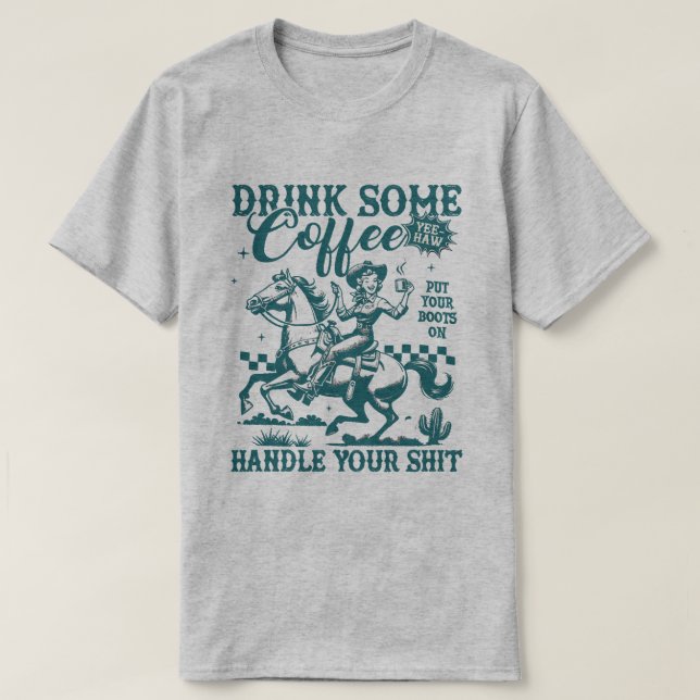 Camiseta Bebe Algo De Café Ponte Tus Botas Maneja (Diseño del anverso)
