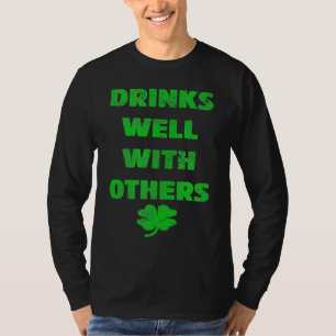 Camiseta Bebe Bien Con Otros Bebiendo Día De San Patricio