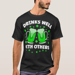 Camiseta Bebe Bien Con Otros Que Beben Cerveza St Patricks