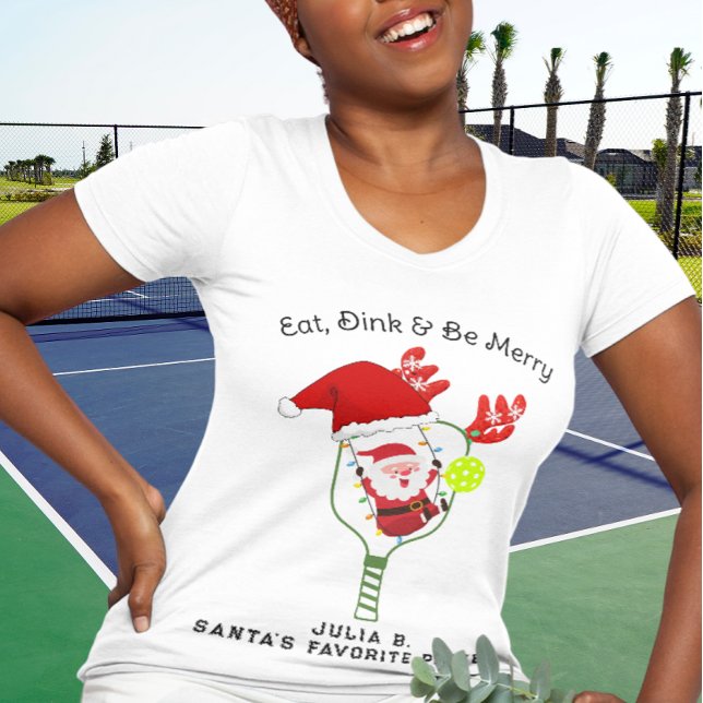 Camiseta Bebe y sé feliz equipo de pelotas de Navidad (Funny Christmas Pickleball Team Partner Design. Santa Hat Reindeer Antlers, Christmas Lights)
