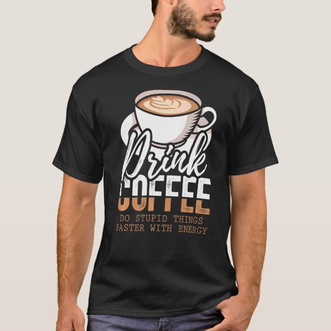 Camiseta Beber Café Hacer Algo Estúpido Más Rápido Con Ener (Anverso)