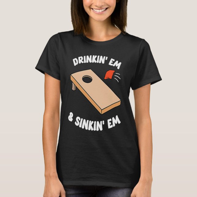 Camiseta Beber Em & Sinking Em Bean Bag Toss Cornhole Te (Anverso)