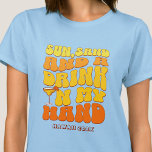 Camiseta Bebida de arena retro de la fiesta de la bachiller<br><div class="desc">Haga un chapuzón en su próxima fiesta de soltera con esta impresionante fiesta de soltero de playa y camisetas personalizadas. Ya sea que esté celebrando un viaje en barca, unas vacaciones en chica o unas vacaciones con los mejores amigos, esta personalizado camiseta de despedida de soltera es el complemento perfecto...</div>