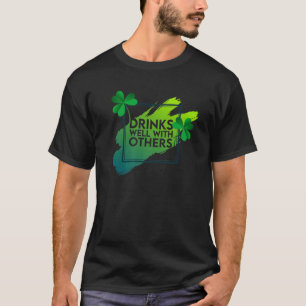 Camiseta Bebida de felicidad de la hoja verde del Día de Sa