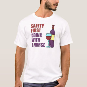 Camiseta Bebida de la seguridad primero con la enfermera