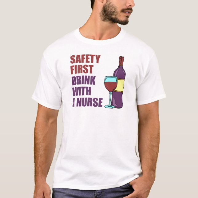 Camiseta Bebida de la seguridad primero con la enfermera (Anverso)