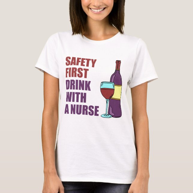 Camiseta Bebida de la seguridad primero con la enfermera (Anverso)