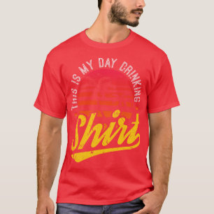 Camiseta Bebida del día retro de la palmera de playa