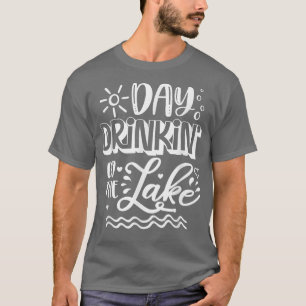 Camiseta Bebida Diurna En El Campo De Pesca En Bote Del Lag