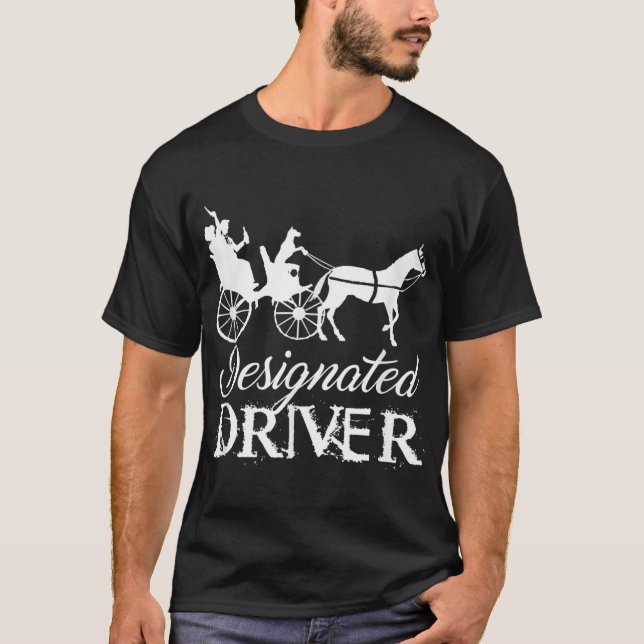 Camiseta Bebida y bebida de amante de perro designada para  (Anverso)