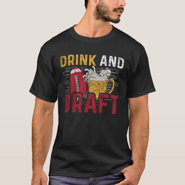 Camiseta Bebida y fútbol de fantasía de cerveza de barril (Anverso)