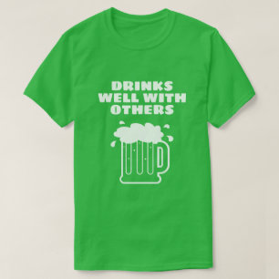 Camiseta Bebidas bien con otras - día verde del St Patricks